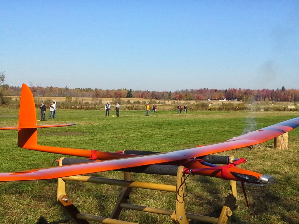 Manche en cours, au concours ALES du 12 octobre 2013, à St-Eugène. Motoplaneur du type Aspire, pour concours ALES.